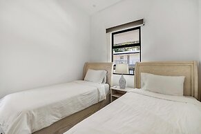 8 min walk to Beach Pool & Golf