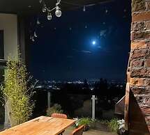 Charming 6-bed Escape- Balconies & Panoramic Views