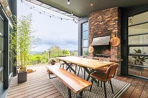 Charming 6-bed Escape- Balconies & Panoramic Views