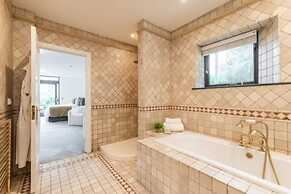 Charming 6-bed Escape- Balconies & Panoramic Views