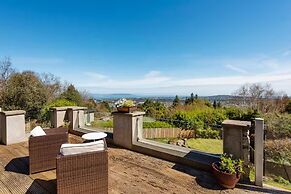 Charming 6-bed Escape- Balconies & Panoramic Views