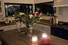 Charming 6-bed Escape- Balconies & Panoramic Views