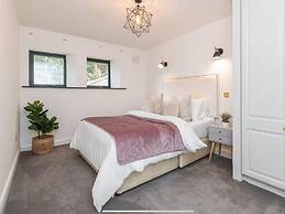 Charming 6-bed Escape- Balconies & Panoramic Views