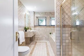 Charming 6-bed Escape- Balconies & Panoramic Views