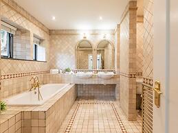 Charming 6-bed Escape- Balconies & Panoramic Views