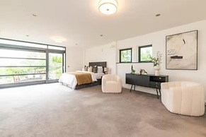 Charming 6-bed Escape- Balconies & Panoramic Views