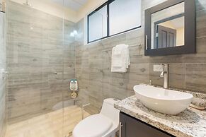 Suite 3 - Jaguar Beach & Pool 2 BR Condo