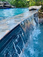 GEORGE B BOUTIQUE LODGE