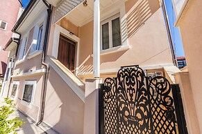 Authentic Villa Apartment