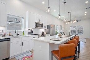 Feel Chill and Enjoy 4BR 3BA Near Fun Riverwalk