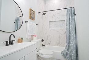 Feel Chill and Enjoy 4BR 3BA Near Fun Riverwalk