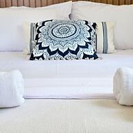 Ares Beachfront Luxury Rooms