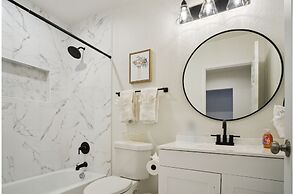 Stylish Spacious Comfort 4BR 3BA Downtown Gem