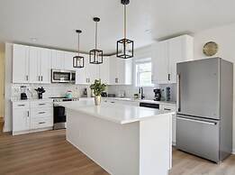 Stylish Spacious Comfort 4BR 3BA Downtown Gem