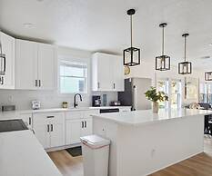 Stylish Spacious Comfort 4BR 3BA Downtown Gem
