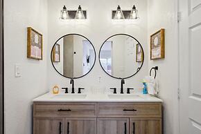 Stylish Spacious Comfort 4BR 3BA Downtown Gem