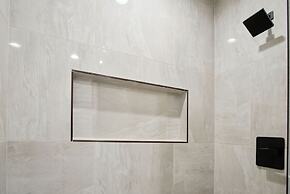 Stylish Spacious Comfort 4BR 3BA Downtown Gem