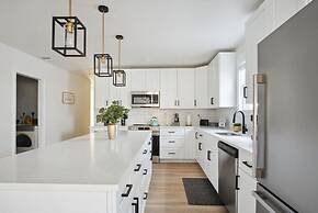 Stylish Spacious Comfort 4BR 3BA Downtown Gem