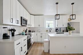 Stylish Spacious Comfort 4BR 3BA Downtown Gem