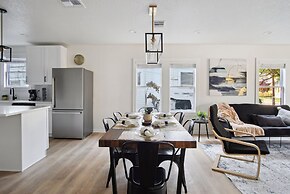 Stylish Spacious Comfort 4BR 3BA Downtown Gem