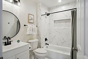 Stylish Spacious Comfort 4BR 3BA Downtown Gem