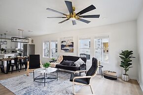 Stylish Spacious Comfort 4BR 3BA Downtown Gem