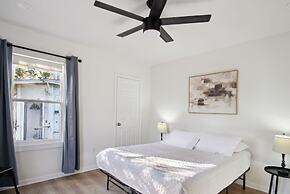 Stylish Spacious Comfort 4BR 3BA Downtown Gem