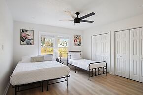 Stylish Spacious Comfort 4BR 3BA Downtown Gem