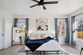 Stylish Spacious Comfort 4BR 3BA Downtown Gem