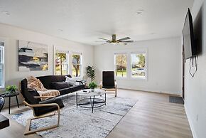 Stylish Spacious Comfort 4BR 3BA Downtown Gem