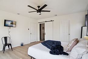 Stylish Spacious Comfort 4BR 3BA Downtown Gem