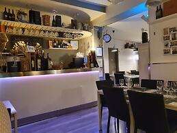 Leone Suite View & Restaurant