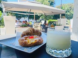 Leone Suite View & Restaurant