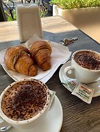 Leone Suite View & Restaurant