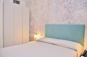 Stylish Beachfront Flat in Residence With Pool