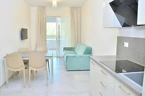 Stylish Beachfront Flat in Residence With Pool