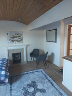 Welsh Mountain Retreat With Studio Flat