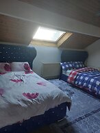 Welsh Mountain Retreat With Studio Flat