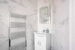 1 Bed-sleeps 4-free Parking-30 Min to Central Ldn