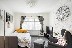 1 Bed-sleeps 4-free Parking-30 Min to Central Ldn