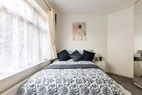 1 Bed-sleeps 4-free Parking-30 Min to Central Ldn