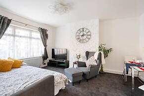 1 Bed-sleeps 4-free Parking-30 Min to Central Ldn