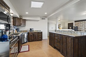 Panoramic Mountain Views Heated Pool 2 Kitchens