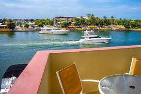 Aqua Vi Marina Hotel & Suites