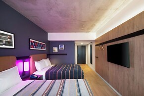 New Hotel Moxy Montreal Downtown