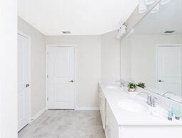 Amazing Townhome With Lake View at Storey Lake Resort