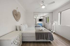 Cosy Central Burleigh Getaway