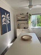 Cosy Central Burleigh Getaway