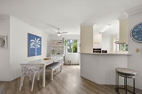 Cosy Central Burleigh Getaway