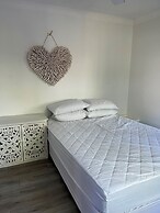 Cosy Central Burleigh Getaway